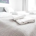 Beautiful 2-Bed With Large Balcony