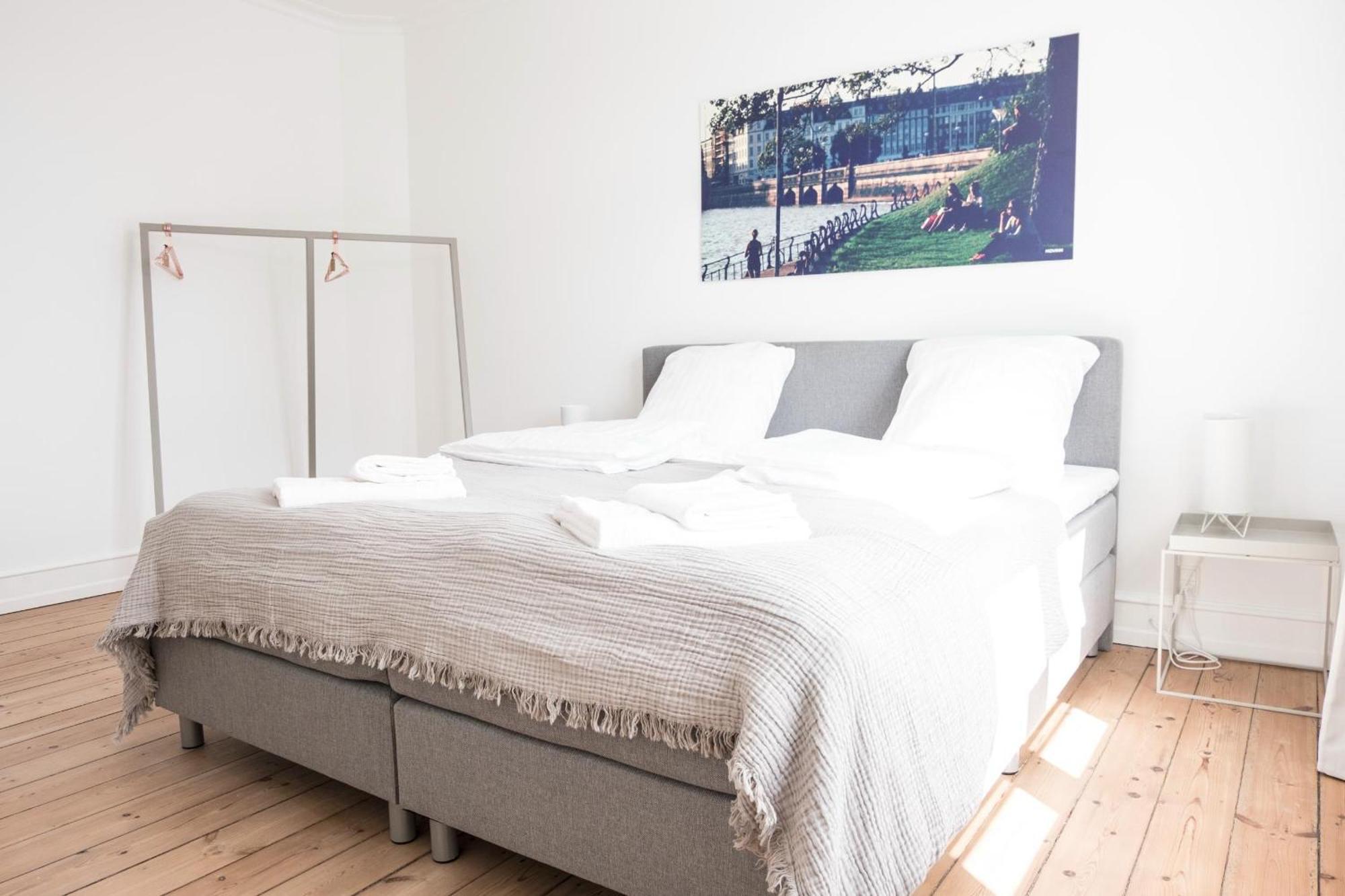 Beautiful 2-bed With Large Balcony Apartment *